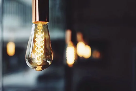 Glühbirne mit sichtbarem Glühfaden